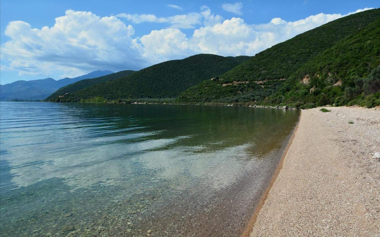 The Lake House" -Trichonida Lake Marathias  ภายนอก รูปภาพ
