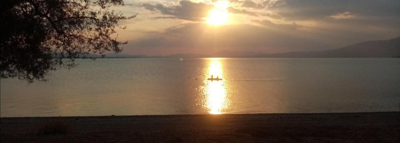 The Lake House" -Trichonida Lake Marathias  ภายนอก รูปภาพ